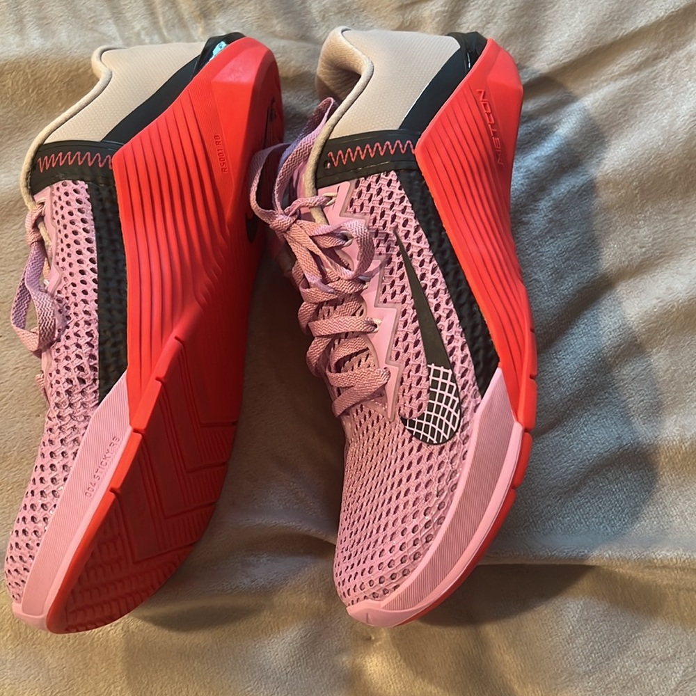 Nike - Picture 2 of 4